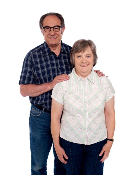 زوج عاشق سالخورده در حال عکس گرفتن با لبخند مرد از پشت به زن خود تکیه می دهد