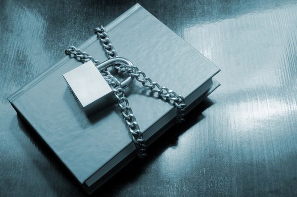 مفهوم امنیت اطلاعات کتاب با زنجیر و قفل