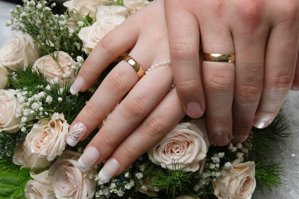 حلقه ازدواج دست و گل در عکس عروسی