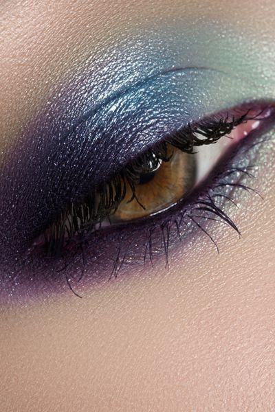 نمای نزدیک ظرافت از چشم زیبای زن با سایه چشم رنگ های دریایی عکس ماکرو از قسمت صورت