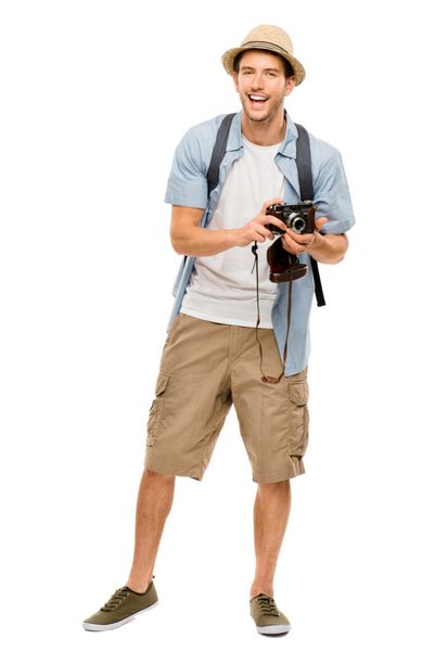 پرتره تمام طول مرد عکاس جهانگرد شاد در پس زمینه سفید