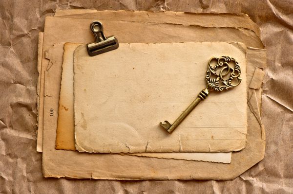 ورق های کاغذ خالی قدیمی با گیره و کلید قدیمی