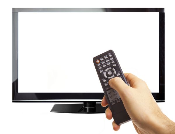 دست مردی که کنترل از راه دور را روی صفحه تلویزیون جدا شده روی سفید نگه داشته است