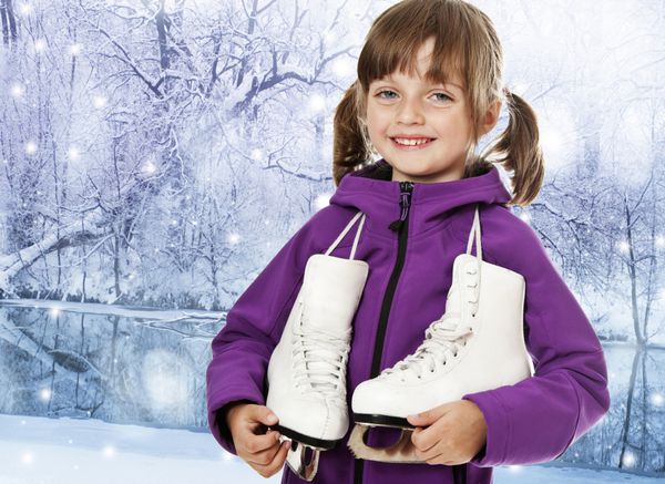 دختر کوچکی که یک اسکیت روی یخ در دست دارد
