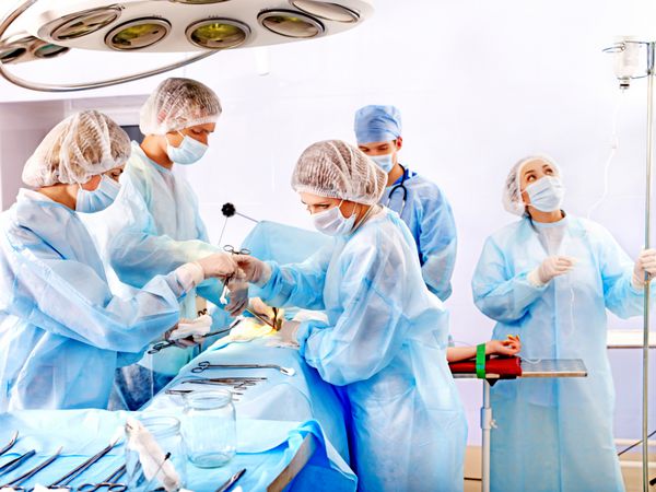 جراح افراد گروهی در محل کار در اتاق عمل