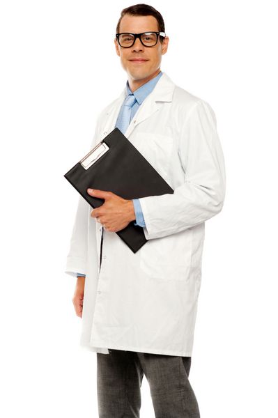 دکتر با عینک در حال حمل کلیپ بورد در پس زمینه سفید