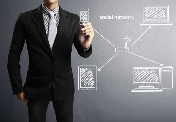 مرد تجاری ساختار شبکه اجتماعی را ترسیم می کند