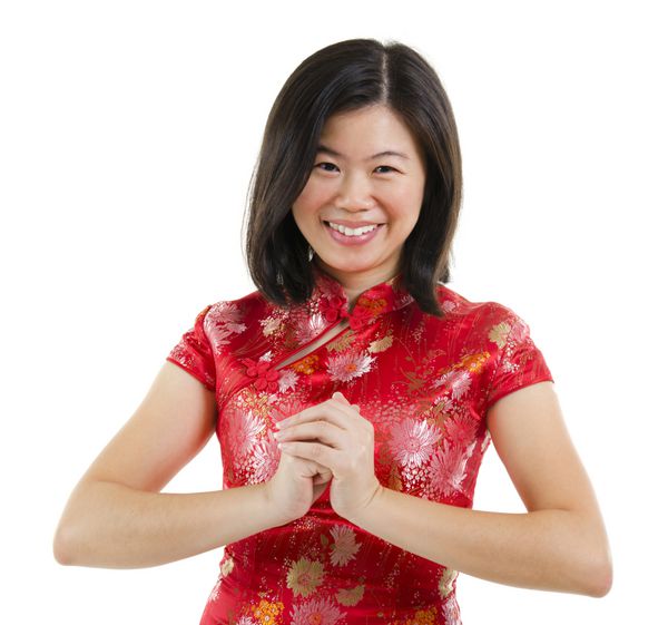 دختر شرقی سال نو چینی را بر روی پس زمینه سفید برای شما آرزو می کند