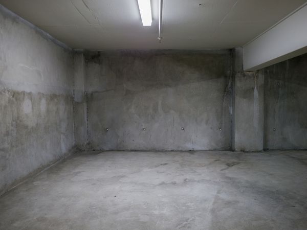 فضای داخلی اتاق بتونی خاکستری خالی