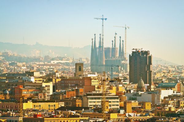 نمای ساگرادا فامیلیا در داربست در پس زمینه صبح بارسلونا اسپانیا اروپا