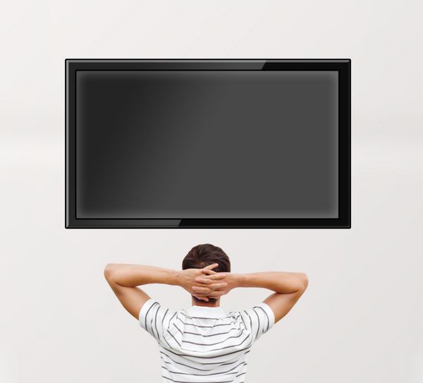 مرد در حال تماشای تلویزیون عکس از پشت فضای کپی قابل ویرایش در صفحه نمایش