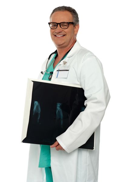 دکتر خندان که گزارش اشعه ایکس استخوان دست را حمل می کند همه روی پس زمینه سفید