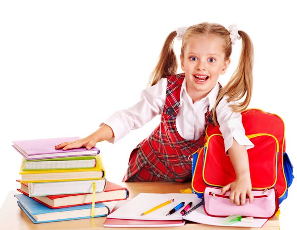 کودک با وسایل مدرسه و کتاب جدا شده