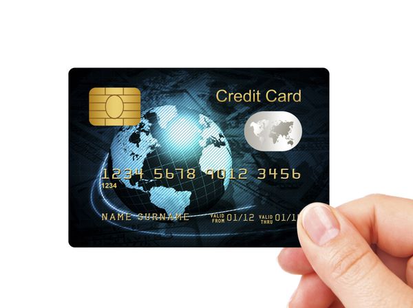نمای نزدیک کارت اعتباری آبی که با دست روی پس زمینه سفید نگه داشته شده است