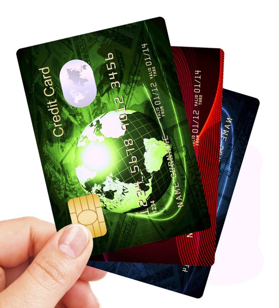 پنکه کارت اعتباری که با دست روی پس زمینه سفید نگه داشته شده است