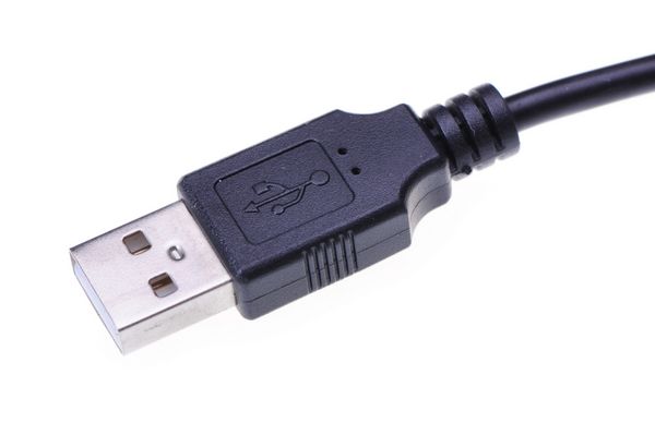 کابل USB در زمینه سفید