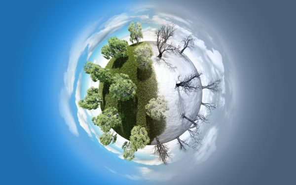 سیاره مینیاتوری با درختان تابستانی سبز و پوشش گیاهی زمستانی بدون برگ فضایی با ابرها و فضای کپی