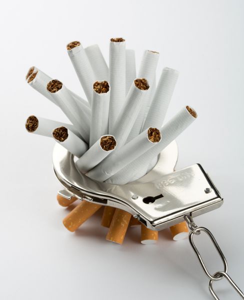 انبوهی از سیگارهای بسته به دستبند نمای نزدیک