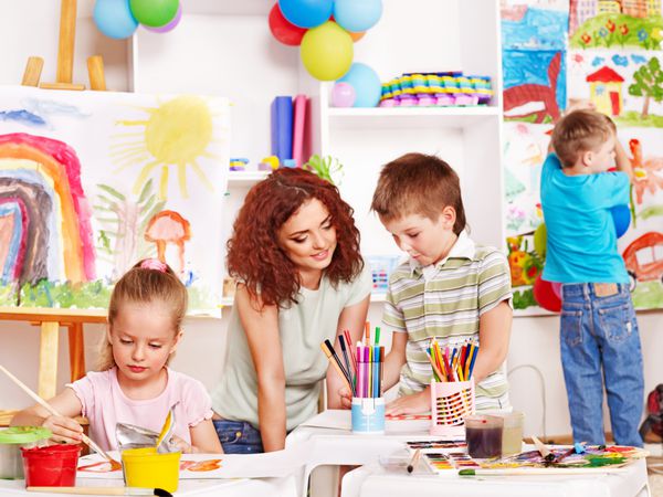 کودکان با معلم در مدرسه نقاشی می کنند