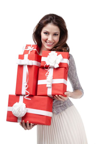 زن زیبا هدایای زیادی به دست می دهد که در کاغذ قرمز پیچیده شده روی سفید جدا شده اند