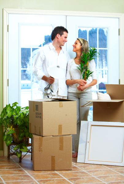 زوج خوشبختی که در یک خانه جدید نقل مکان می کنند مشاور املاک