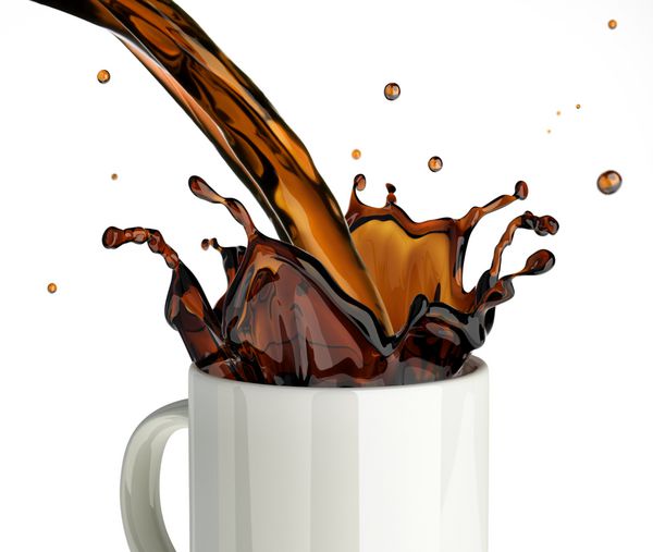 ریختن پاشیدن قهوه در لیوان در زمینه سفید