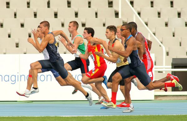 بارسلونا - 10 ژوئیه شرکت کنندگان در شروع 100 متر دکاتلون مردان در طول بیستمین مسابقات قهرمانی دو و میدانی جوانان جهان در ورزشگاه المپیک در 10 ژوئیه 2012 در بارسلون اسپانیا