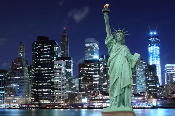 خط افق منهتن و مجسمه آزادی در شب شهر نیویورک