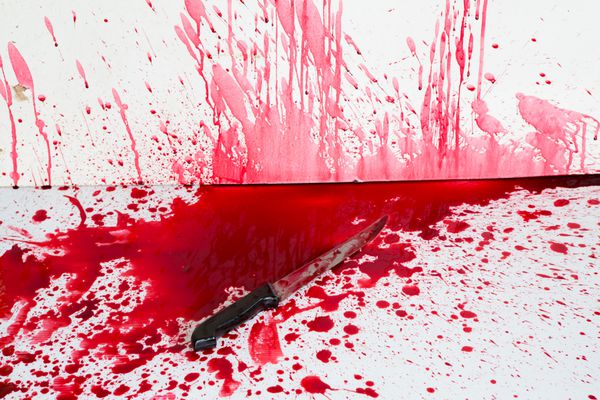 مفهوم هالووین چاقوی خونین با پاشیده شدن خون