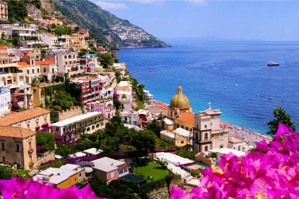 نمایی از شهر پوزیتانو با گل ساحل آمالفی ایتالیا