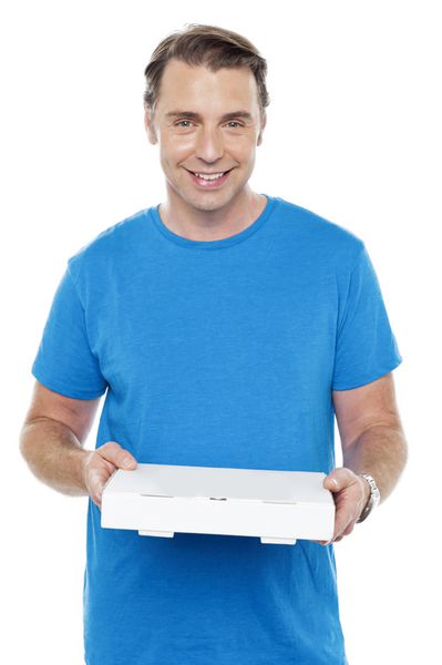 مرد گرسنه جعبه پیتزا جدا شده روی پس زمینه سفید در دست دارد