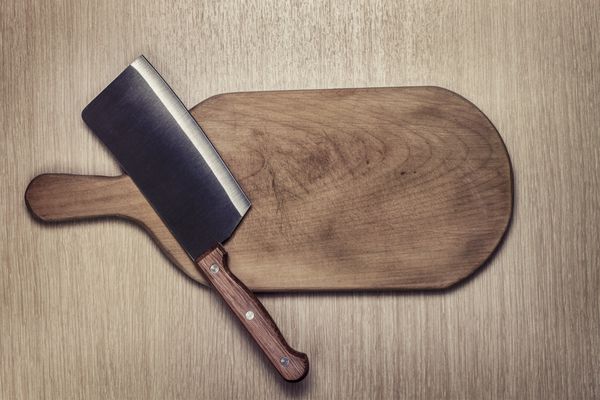 چاقو و تخته برش استفاده شده حالت تلطیف شده