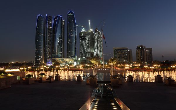آسمان خراش ها در ابوظبی در غروب امارات متحده عربی