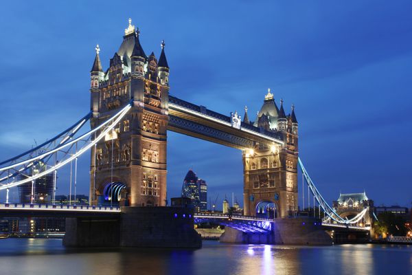 پل برج معروف در شب لندن انگلستان