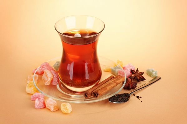 لیوان چای ترکی و شیرینی راحت در زمینه بژ