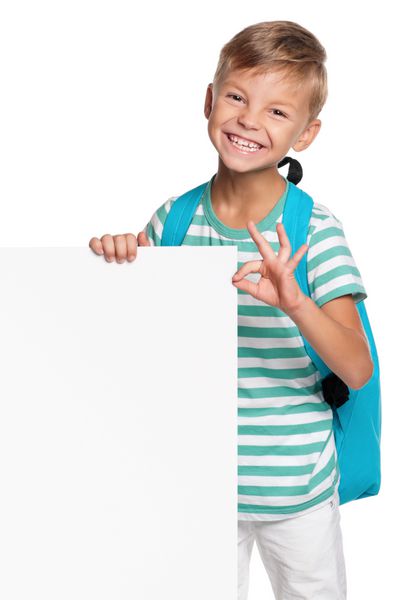 پرتره پسر مدرسه ای شاد با فضای خالی سفید جدا شده در پس زمینه سفید