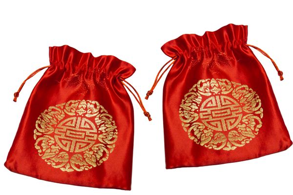 کیسه قرمز برای سال نو چینی در پس زمینه سفید