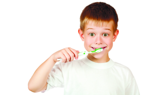 پسر شاد در حال مسواک زدن دندان هایش جدا شده روی سفید است