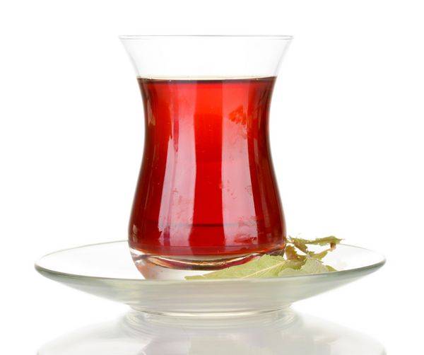 لیوان چای ترکی جدا شده روی سفید