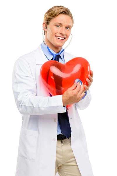 دکتر جوان خوشحال در حال گوش دادن به ضربان قلب جدا شده در پس زمینه سفید