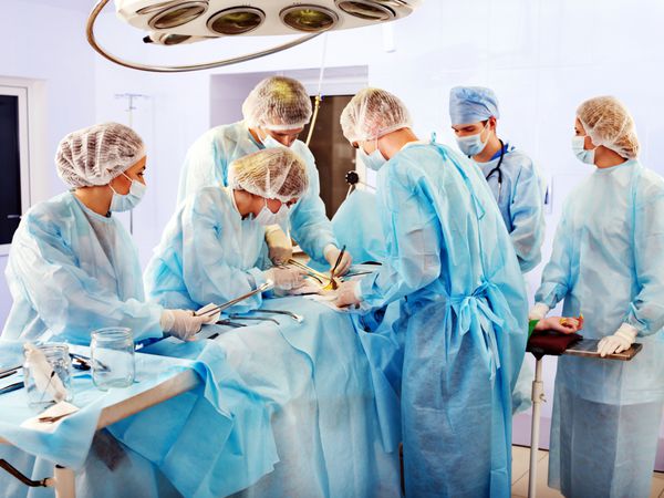 جراح تیمی در حال کار در اتاق عمل
