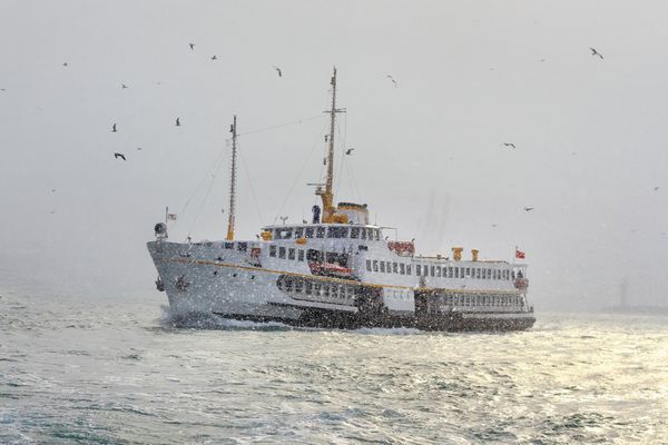 کشتی استانبول در زمستان به دریای بسفر می رود