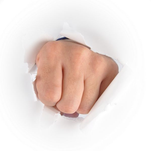 یک دست مشتی از کاغذ سفید مشت می زند از آن برای مفهوم خشم یا تأثیر استفاده کنید