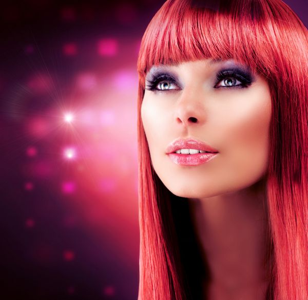 پرتره مدل مو قرمز زیبایی دختری زیبا با موهای بلند و سالم زن زرق و برق شیک آرایش صورت مشخصی آرایش مو آرایش حرفه ای