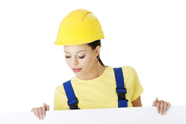 کارگر ساختمانی زن با تخته خالی جدا شده روی سفید