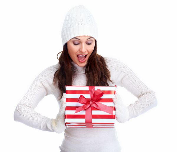 دختر زیبای کریسمس با هدایایی جدا شده در پس زمینه سفید