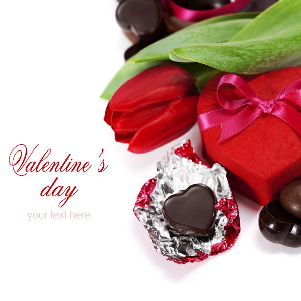 جعبه هدیه شکلات و گل برای روز ولنتاین در زمینه سفید