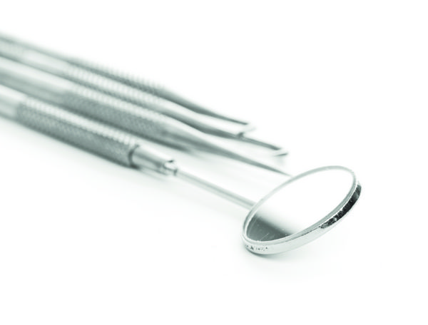 ابزارهای پایه دندانپزشکی جدا شده روی سفید