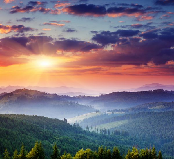 غروب باشکوه خورشید در منظره کوهستانی کارپاتیا اوکراین