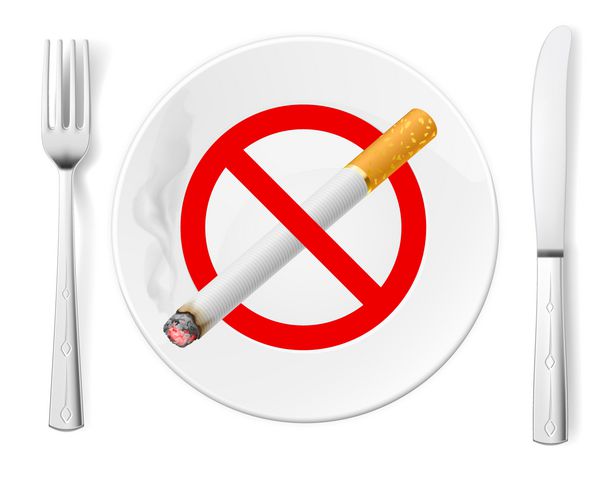 علامت سیگار ممنوع روی بشقاب با چنگال و چاقو